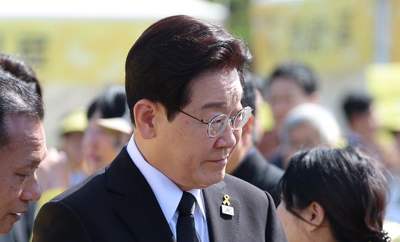 유가족이 건넨 쪽지 손에 든 이재명 대통령