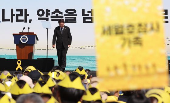 추도사 마친 이재명 대통령