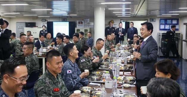 해병대 지휘관과 오찬 갖는 안규백 장관