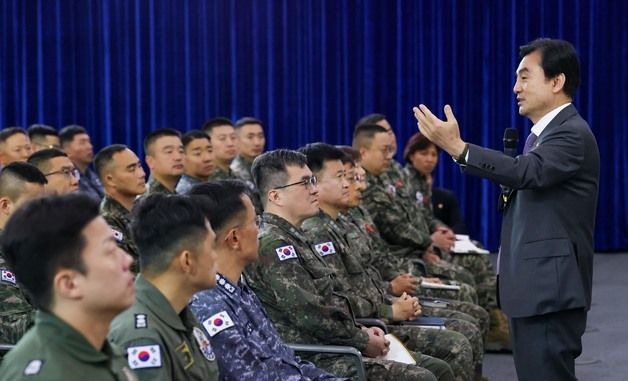 안규백 장관, 해군·해병대 현장 지휘관 대상 특별강연