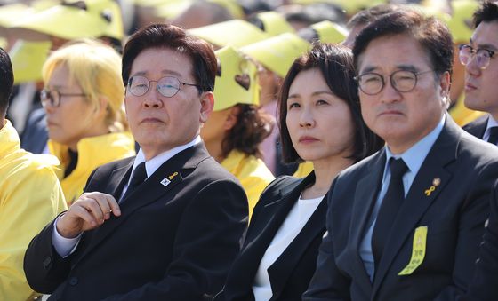 기억영상 시청하는 이재명 대통령 부부