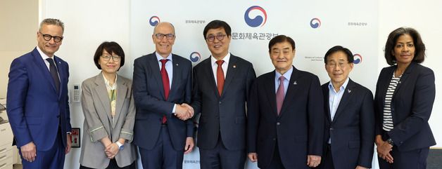 국제대학스포츠연맹 회장과 기념촬영하는 최휘영 장관