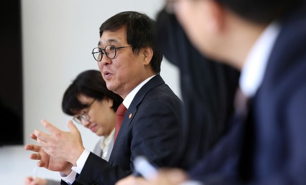 국제대학스포츠연맹 회장과 면담하는 최휘영 문체부 장관