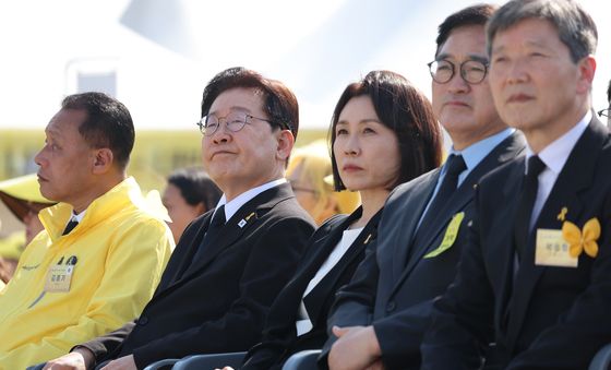 세월호 참사 기억영상 시청하는 이재명 대통령 부부