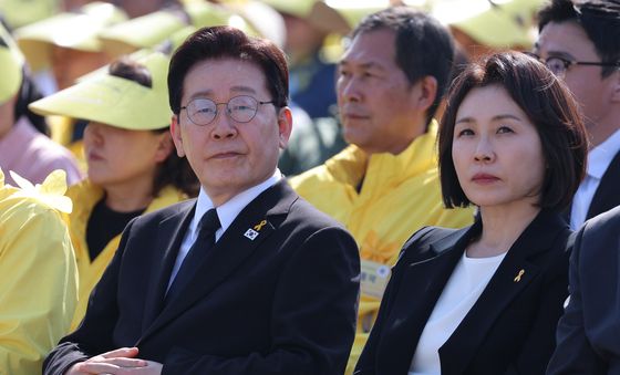 기억영상 시청하는 이재명 대통령 부부