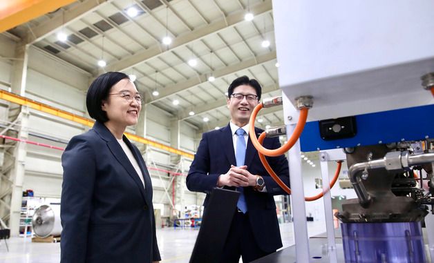 이노스페이스 개발 현장 둘러보는 한성숙 장관