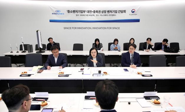 대전·충북 상장 벤처기업과 간담회하는 한성숙 장관