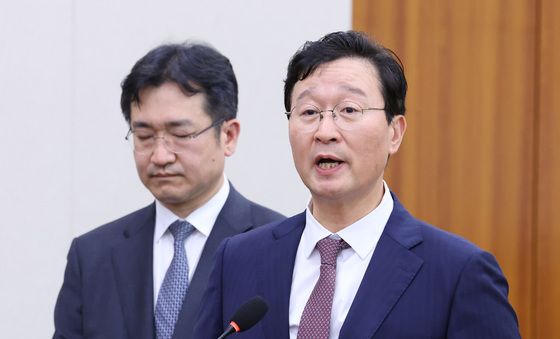 청문회 출석한 송경호·정일권