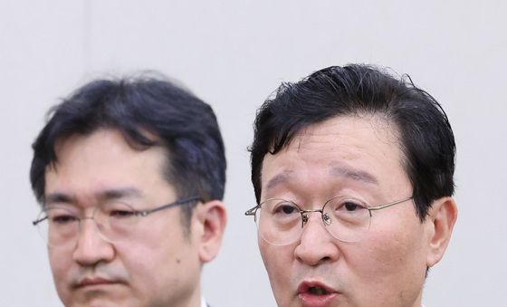 증언대 선 송경호·정일권