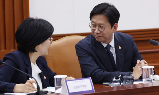 대화하는 배경훈·원민경