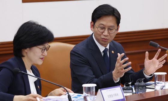 대화하는 배경훈 부총리와 원민경 장관