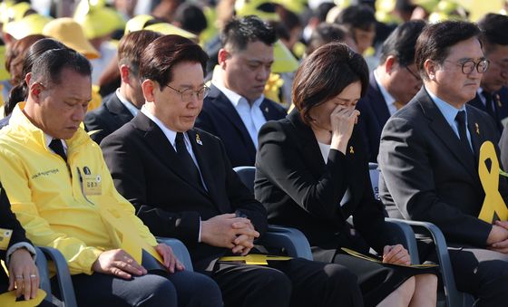 눈물 닦는 김혜경 여사