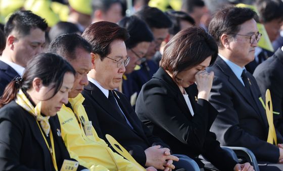 눈물 닦는 김혜경 여사