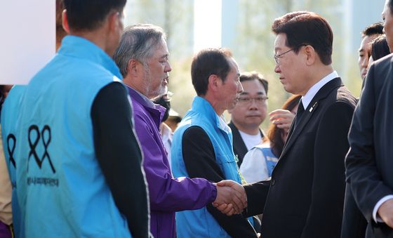 이정민 이태원유가족협의회 대표와 악수하는 이재명 대통령