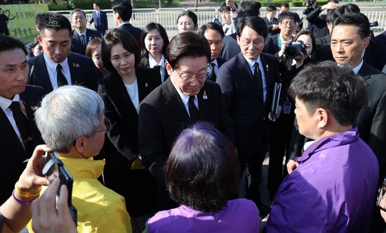 유가족 위로하는 이재명 대통령