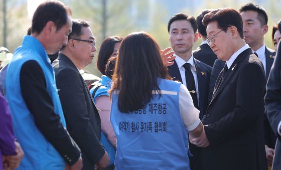 유가족 위로하는 이재명 대통령