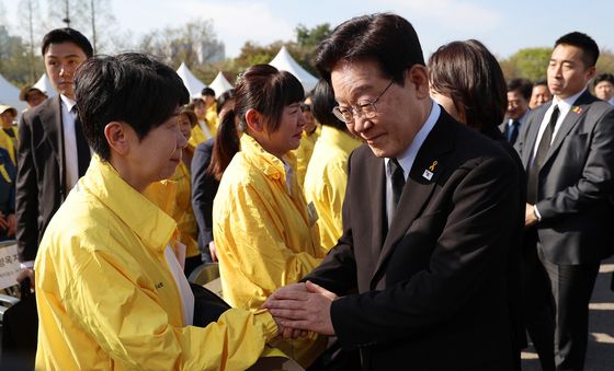 세월호 유가족 위로하는 이재명 대통령