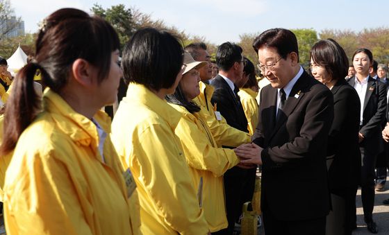 세월호 유가족 위로하는 이재명 대통령
