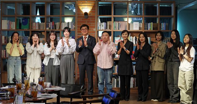 기념촬영하는 최휘영 장관