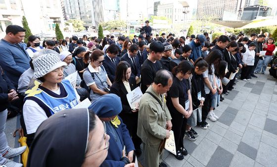 세월호 희생자 추모하는 시민들