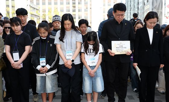 세월호 희생자 향해 묵념하는 시민들