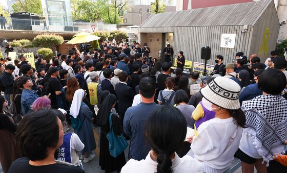 세월호 기억공간 가득 메운 시민들