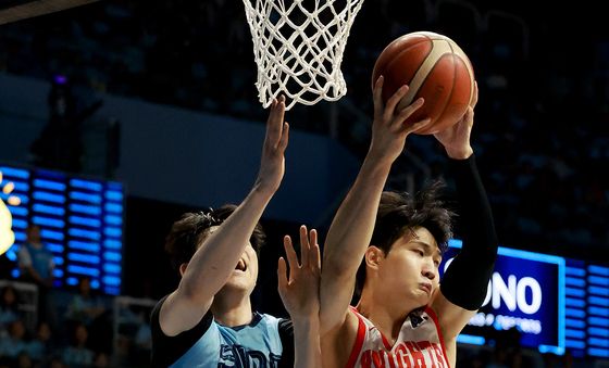 볼경합 하는 강지훈과 안영준