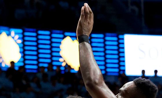 돌파하는 네이던 나이트