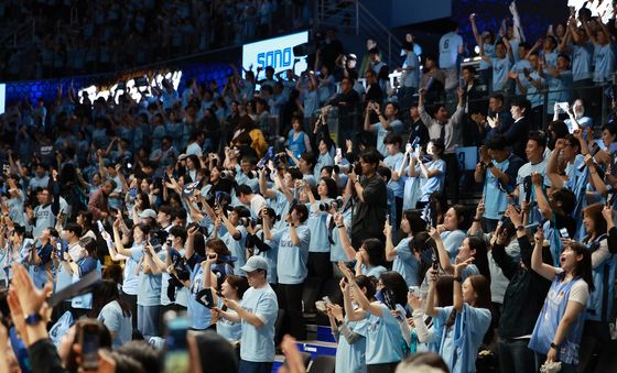 기뻐하는 소노 팬들