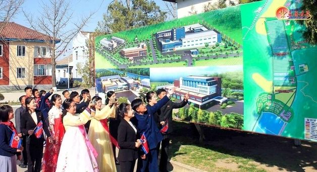 낙원포 남새(채소)온실 조감도 바라보는 주민들