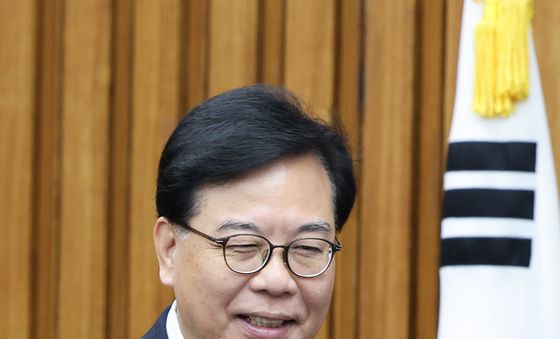 넥타이 고쳐매는 송언석