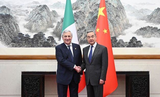 [포토] 악수하는 중-이탈리아 외교장관