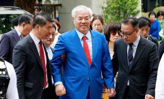 부축받으며 출석하는 전광훈 목사