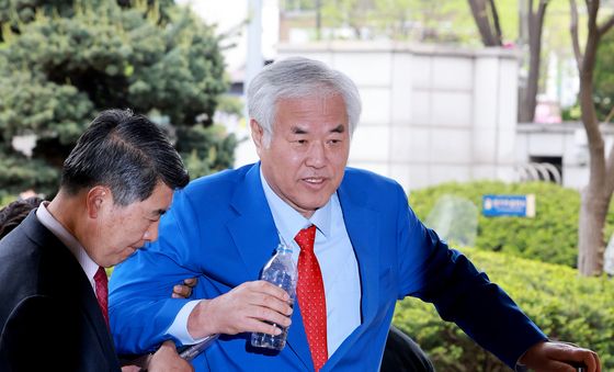 부축받으며 서부지법 들어서는 전광훈 목사