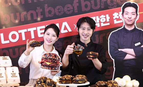 롯데리아, '삐딱한 천재' 협업 번트 비프버거 출시