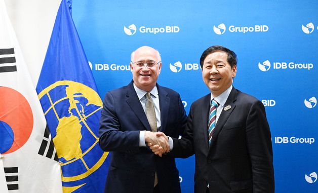 미주개발은행 총재와 기념촬영하는 구윤철 부총리