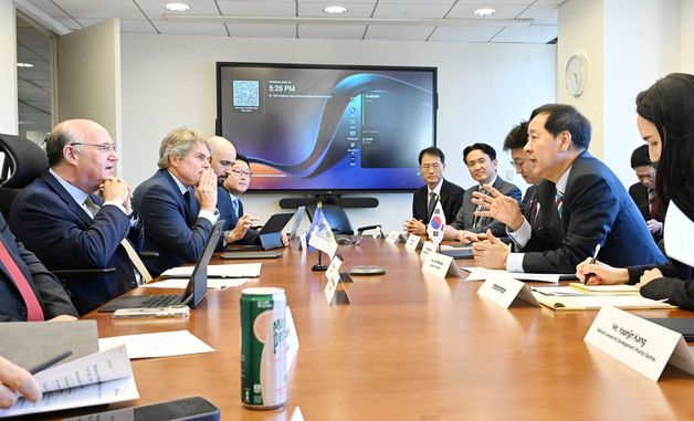 미주개발은행 총재 면담하는 구윤철 부총리