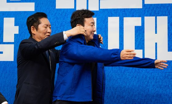 전태진 변호사 당 점퍼 입혀주는 정청래 대표