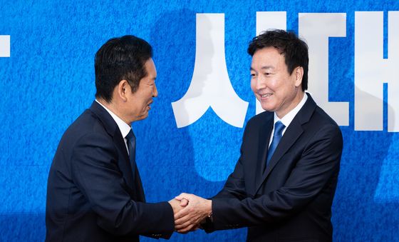 정청래 대표 손 잡는 전태진 변호사