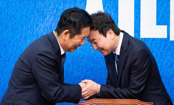 인재영입 1호, 전태진 변호사와 인사하는 정청래 대표