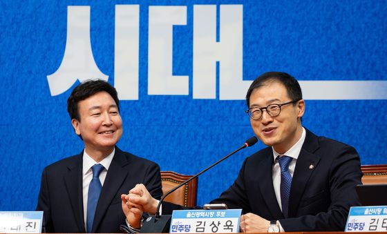 전태진 변호사 손 꼭 잡은 김상욱 울산시장 예비후보