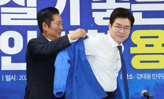 정원호 후보에게 당 점퍼 입혀주는 정청래 대표