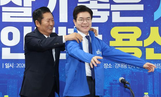 당 점퍼 입혀주는 정청래 대표