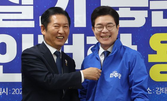 정원오 후보에게 당 점퍼 입혀주는 정청래