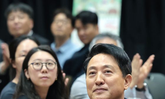 발표 지켜보는 오세훈 시장