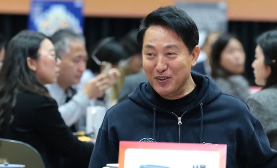 참석자들과 인사 나누는 오세훈 시장