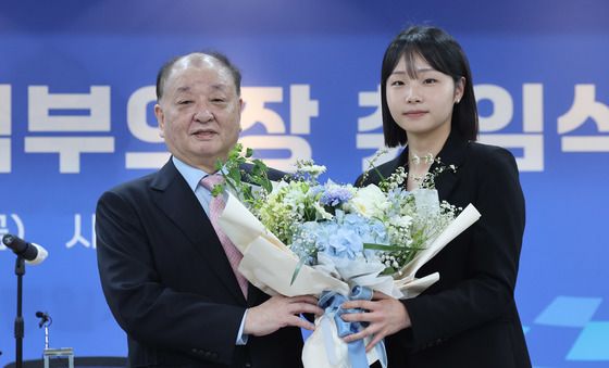 축하 꽃다발 받는 강창일 수석부의장
