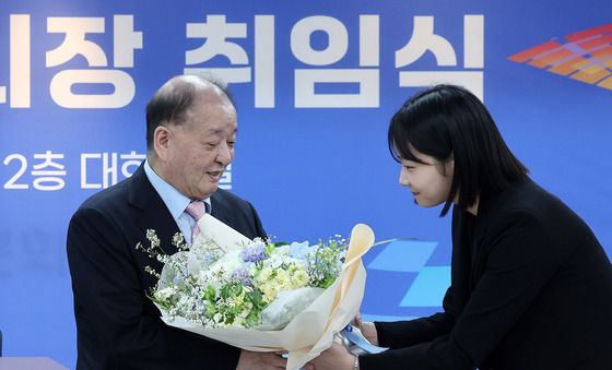 축하 꽃다발 받는 강창일 민주평화통일자문회의 수석부의장