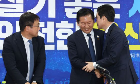 귀엣말하는 정청래 대표와 정원오 후보