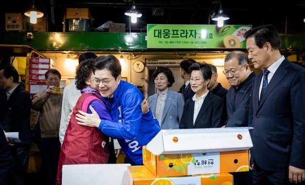 시장 상인과 포옹하는 정원오 서울시장 후보